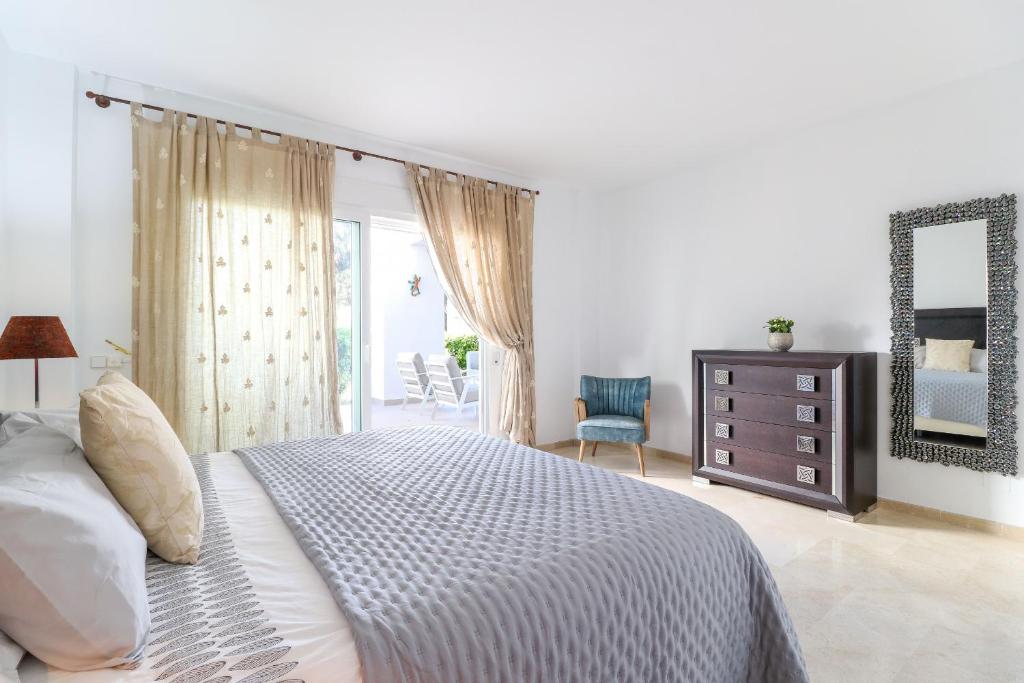 Postel nebo postele na pokoji v ubytování Los Monteros Palm Beach - ground floor apartment