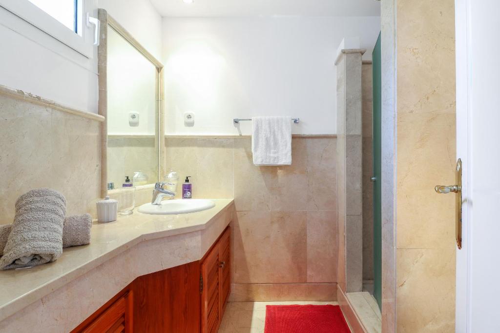 Koupelna v ubytování Los Monteros Palm Beach - ground floor apartment