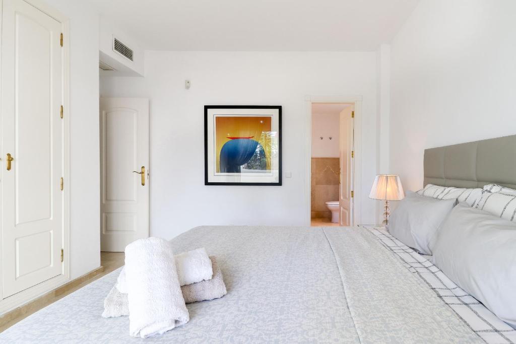 Postel nebo postele na pokoji v ubytování Los Monteros Palm Beach - ground floor apartment