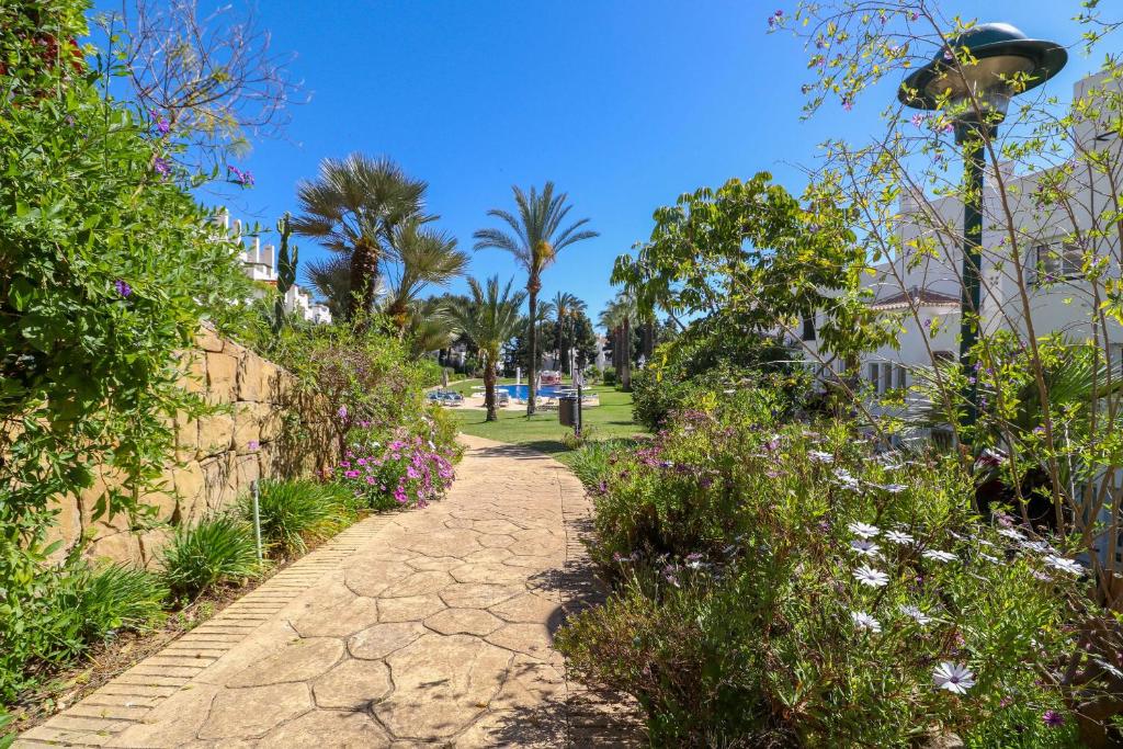 Zahrada ubytování Los Monteros Palm Beach - ground floor apartment