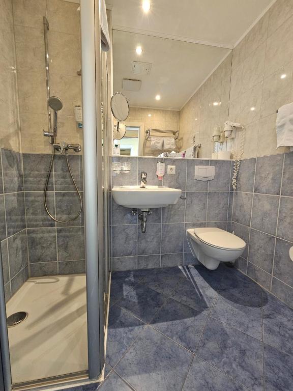 Koupelna v ubytování Alexa Hotel