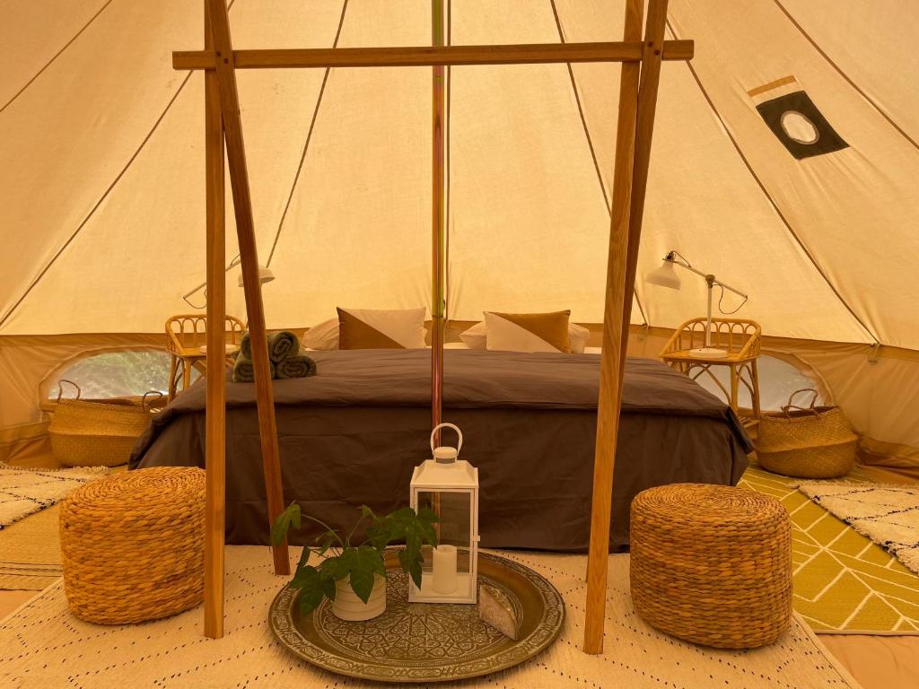 una habitación con una tienda de campaña con una cama en ella en CORSICA NATURA #1, en Coti-Chiavari
