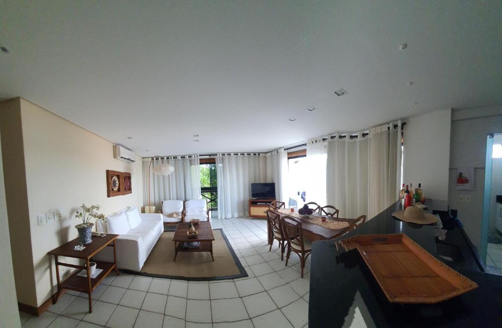 un soggiorno con divano e tavolo di Flat TOP em Itaparica a Itaparica