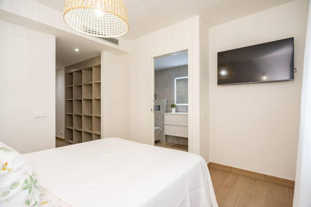 Televízia a/alebo spoločenská miestnosť v ubytovaní Gran piso en Puerto deportivo Marina Palamós IDEAL FAMILIAS