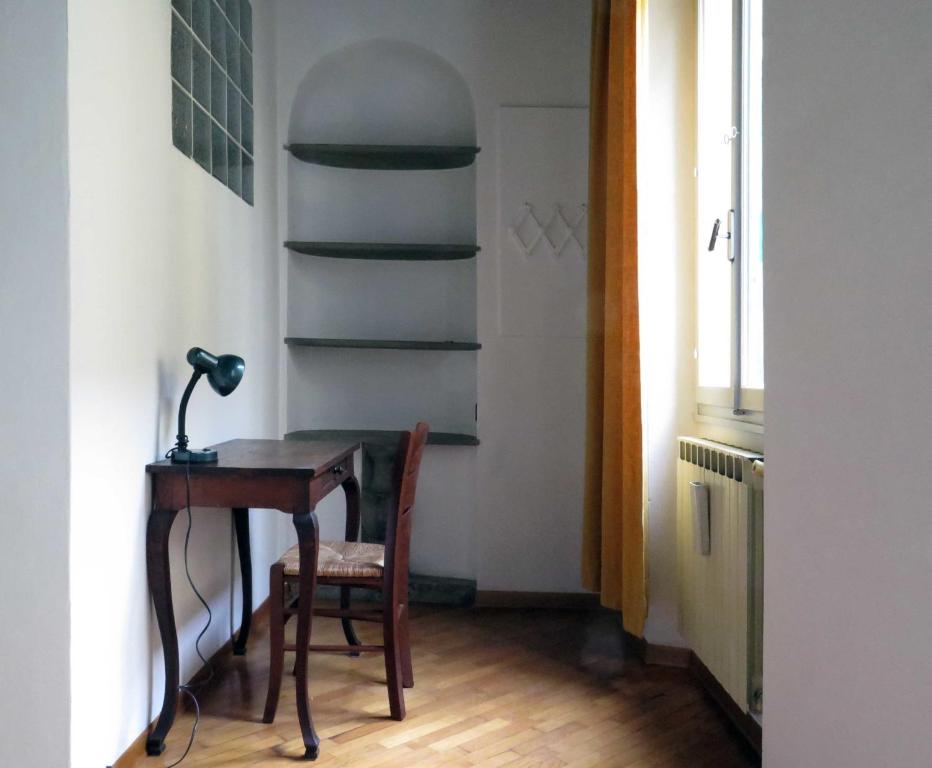 フィレンツェにあるMacci Number Eightの小さな部屋(テーブル、椅子、ランプ付)