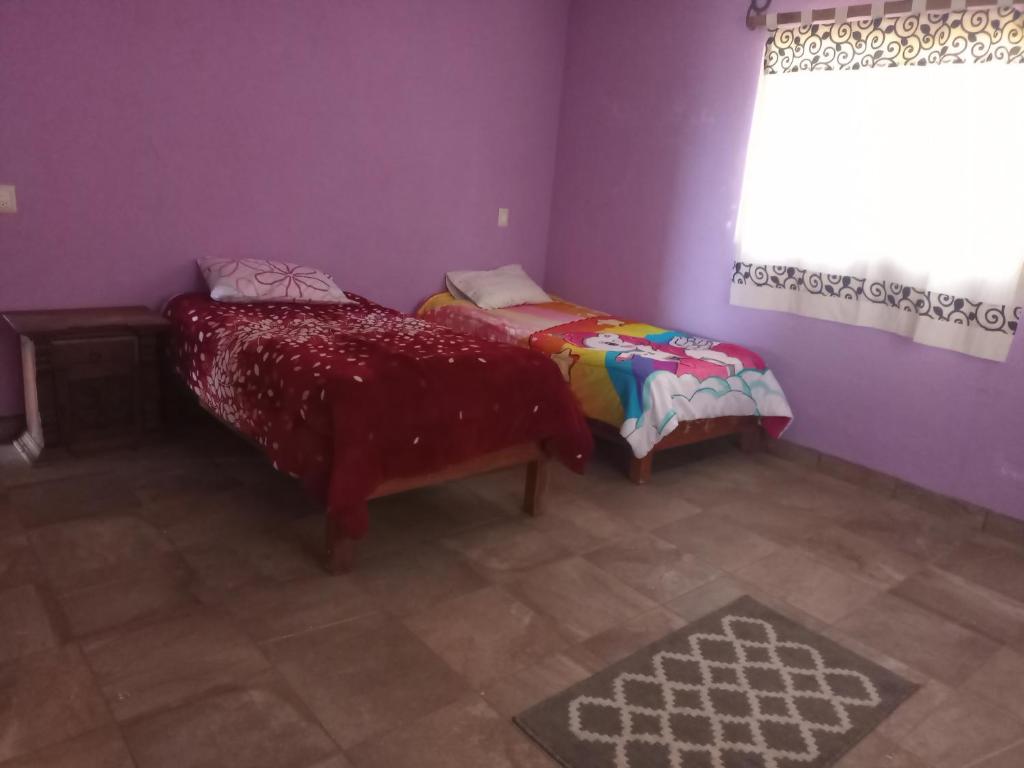 Habitación pequeña con 2 camas y ventana en Descansó entre las montañas....., en Tepoztlán