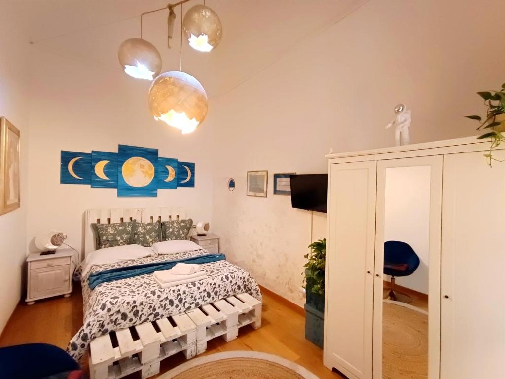 1 dormitorio con 1 cama y TV. en The Smallest Hostel of Florence, en Florencia
