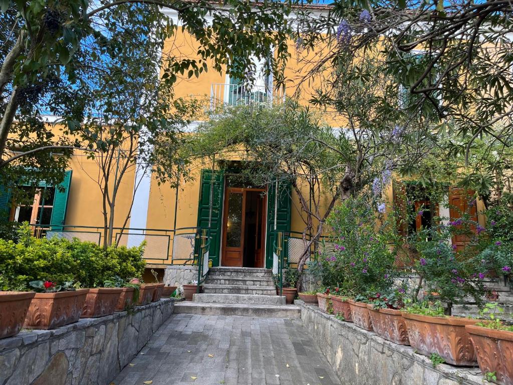 ein gelbes Haus mit einer Treppe, die zu einer Tür führt in der Unterkunft casa vacanze zona vesuviana in Palma Campania