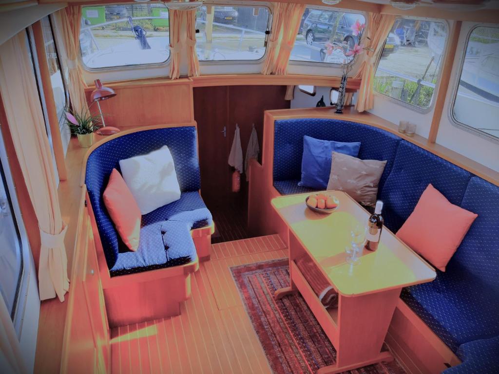 een uitzicht op een tafel en stoelen in een bus bij Motor Yacht Amazone in Amsterdam