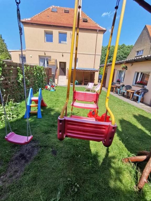 Plac zabaw dla dzieci w obiekcie Dom gościnny "MONIKA"- 10 min do plaży,