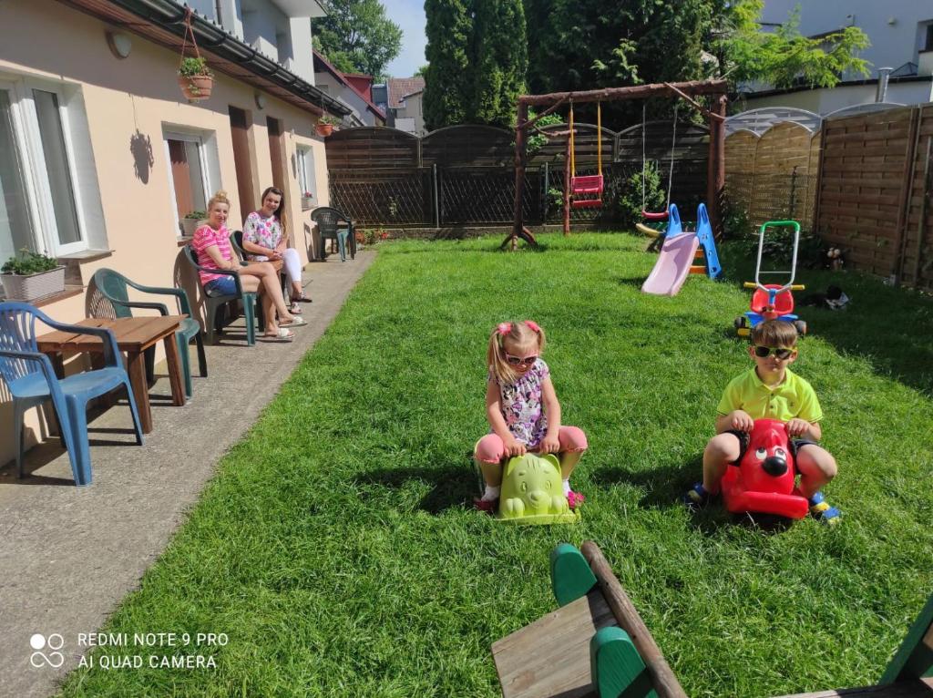 Dzieci zatrzymujące się w obiekcie Dom gościnny "MONIKA"- 10 min do plaży,