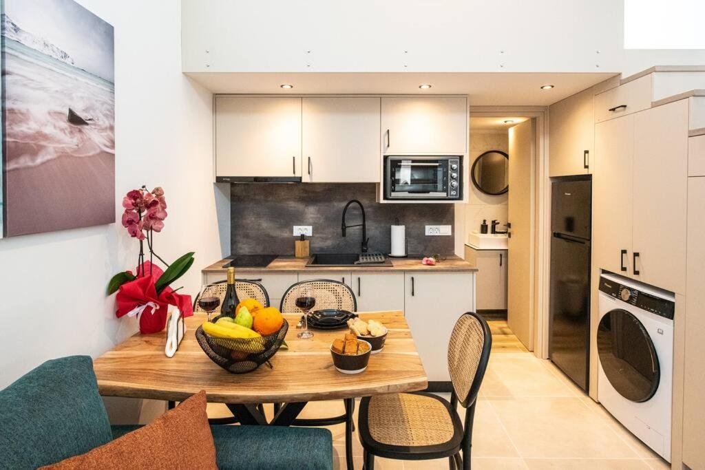 uma cozinha com uma mesa com uma taça de fruta em Ontas apartment in Kissamos em Kissamos