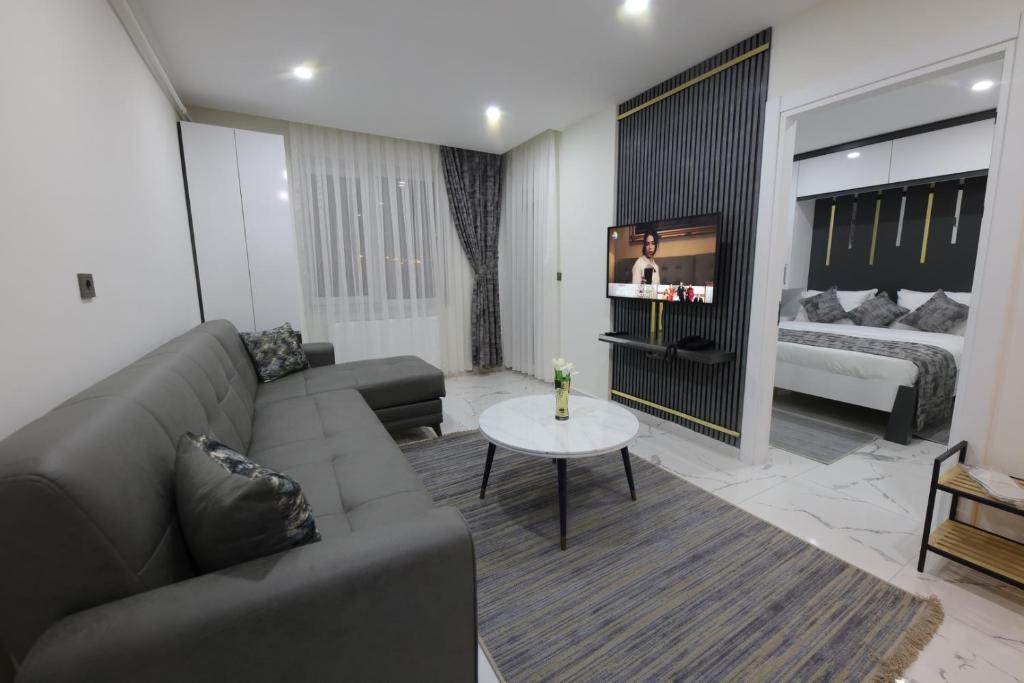 uma sala de estar com um sofá e uma televisão em White House Cappadocia em Nevşehir