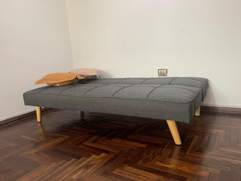 uma cama sentada num piso de madeira num quarto em Departamento 100% equipado y excelente ubicación em Córdoba