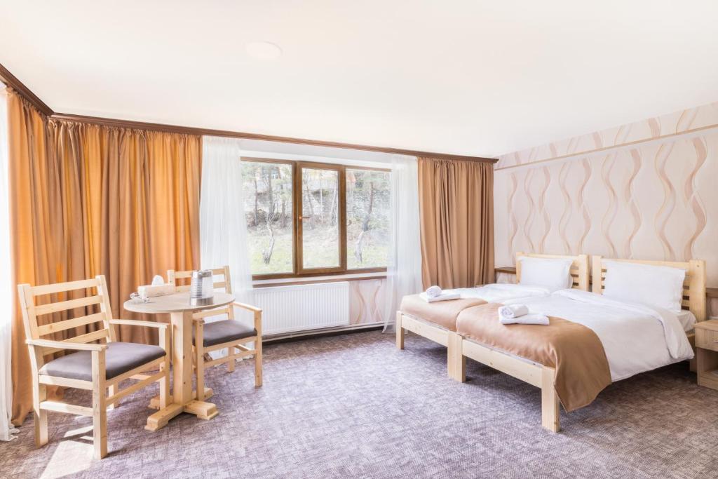 Postel nebo postele na pokoji v ubytování Kompozitor Hotel Dilijan