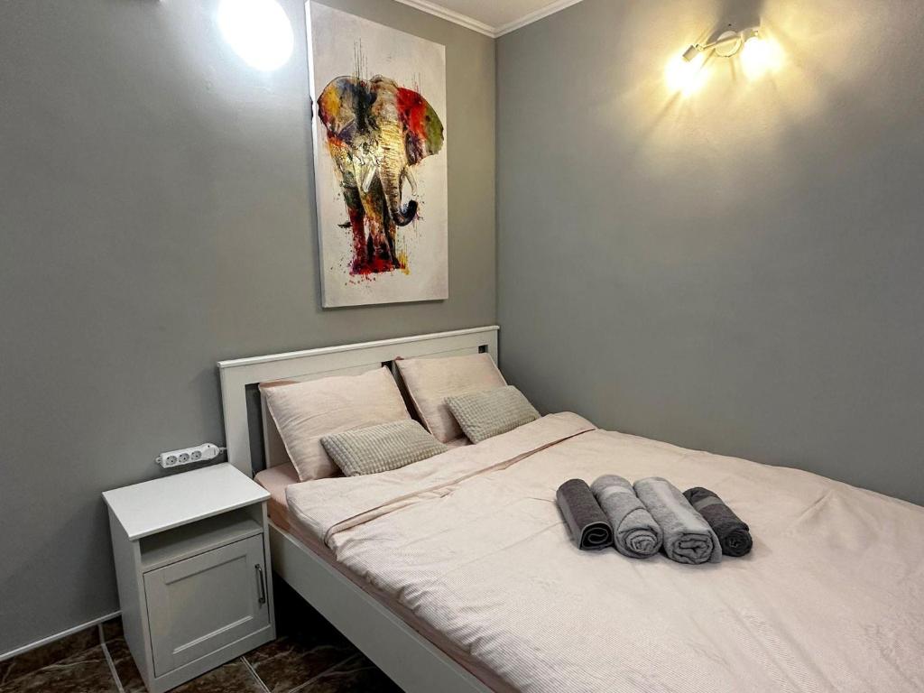 1 dormitorio con 1 cama con 2 toallas en One Room Apartment Decebal, en Bucarest