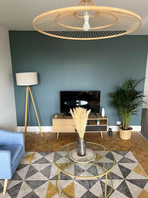 Televízia a/alebo spoločenská miestnosť v ubytovaní Chambre privée dans un appartement partagé