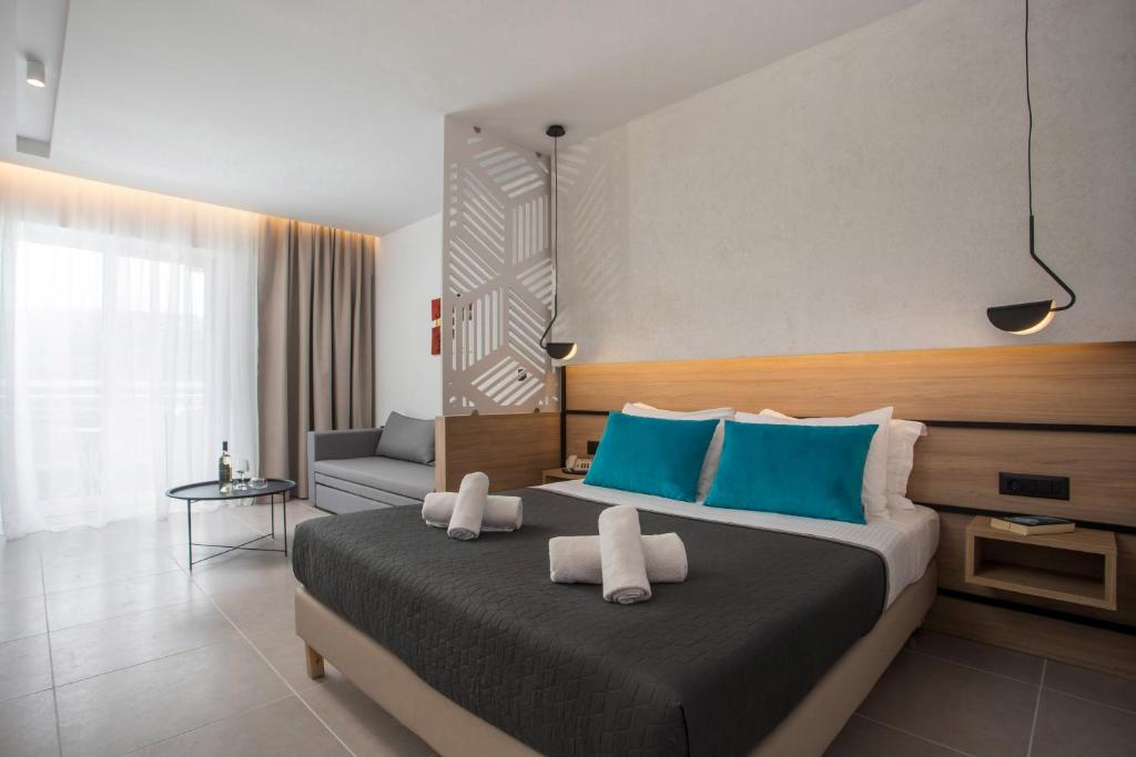 Zoes Hotel & Suites - 2