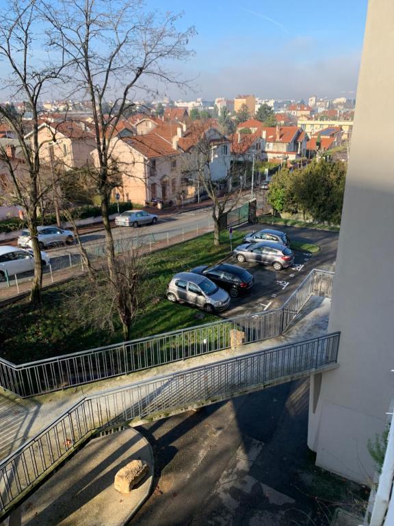 balkon z samochodami zaparkowanymi na parkingu w obiekcie Green Hôpitaux w mieście Bron