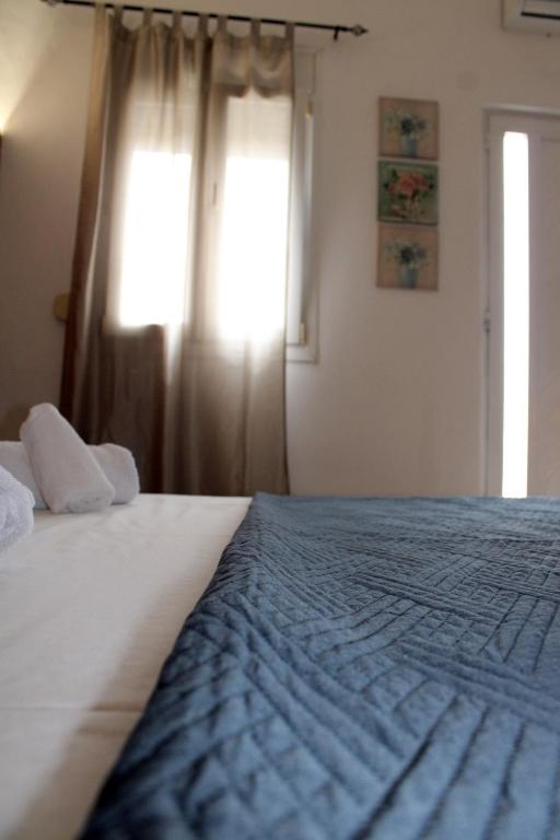 a bedroom with a large bed with a window at Aloni Studio in Azoyirás