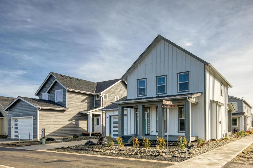 una casa con azul y blanco en Arcade House, en Ocean Shores