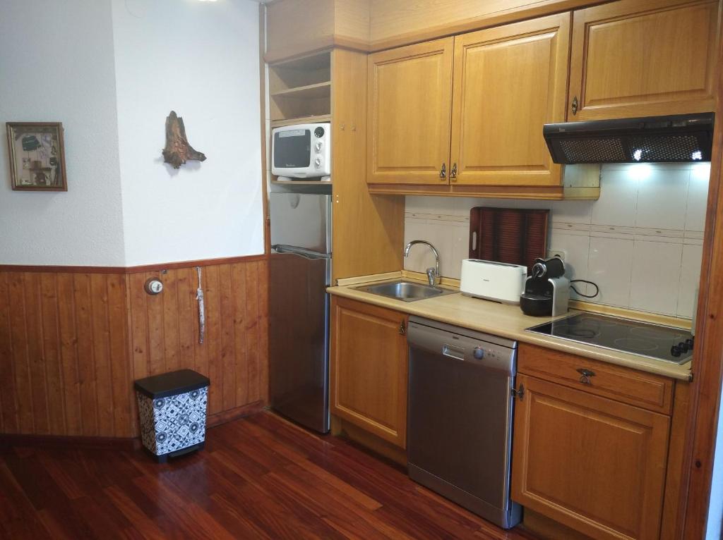 Kuchyň nebo kuchyňský kout v ubytování Apartamento con terraza y vistas panorámicas en Taüll con plaza de parking