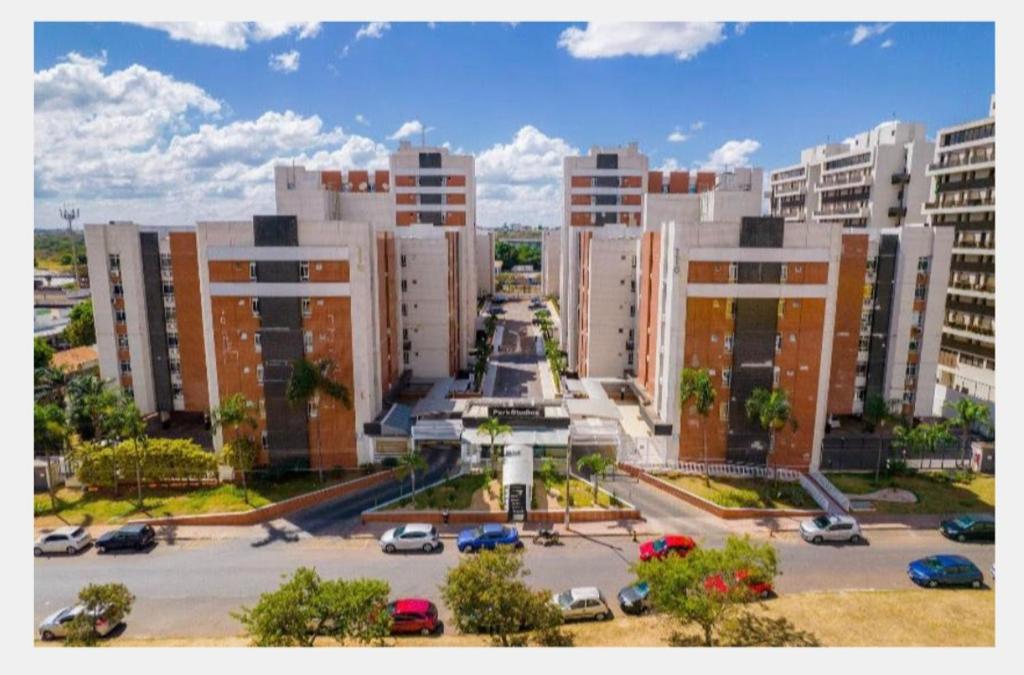une ville avec des voitures garées dans un parking dans l'établissement Apartamento Park Sul, à Brasilia