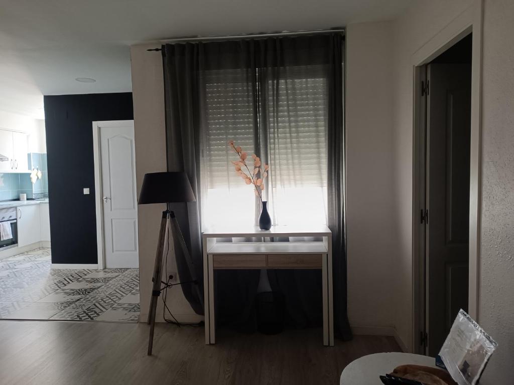 Pokój ze stołem z wazonem w obiekcie Prado Design Apartment w mieście Gandía