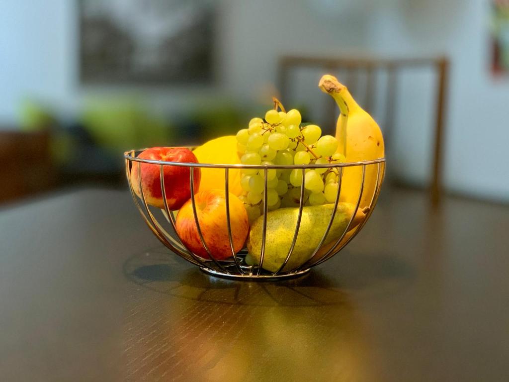 a bowl of fruit sitting on a table at TOP-Zentrum Fußgängerzone, 81 qm, Küche, Parkplatz in Oldenburg