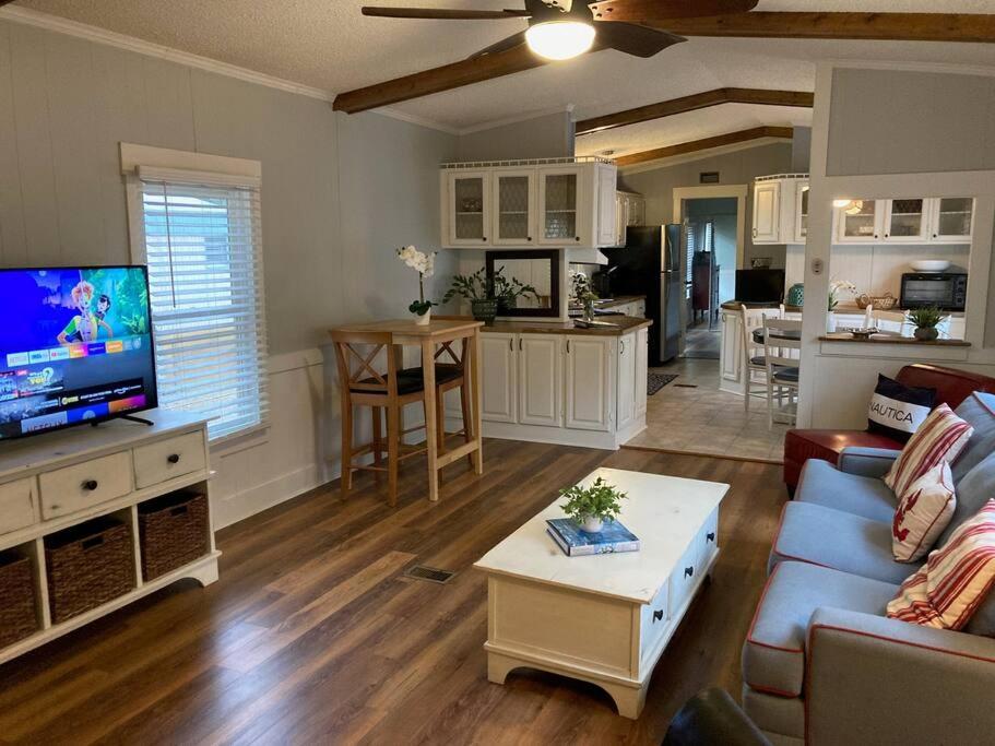 Beaufort SC New Renovation, Close to Parris Island, Historic Downtown, Beautiful Beaches, Sleeps 6 في بوفورت: غرفة معيشة مع أريكة وتلفزيون ومطبخ