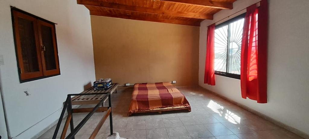 um quarto com uma cama e duas janelas em Bellos Milagros em Santa María
