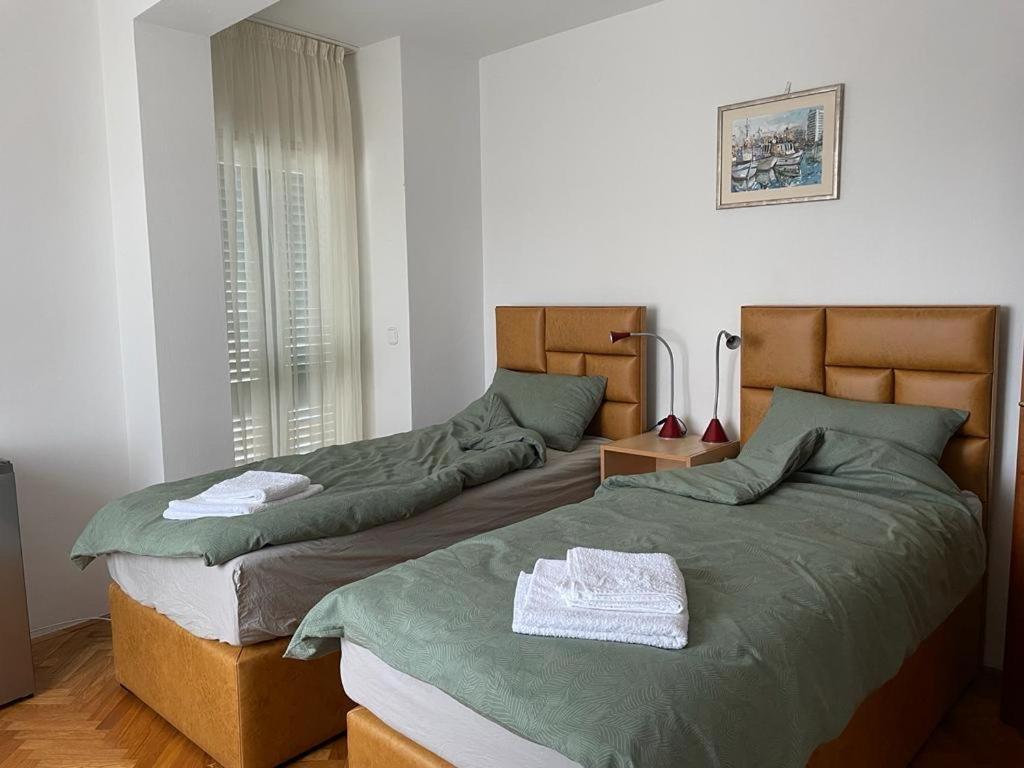 dwa łóżka siedzące obok siebie w sypialni w obiekcie Old Town Heritage by Mrav w Sukošanie