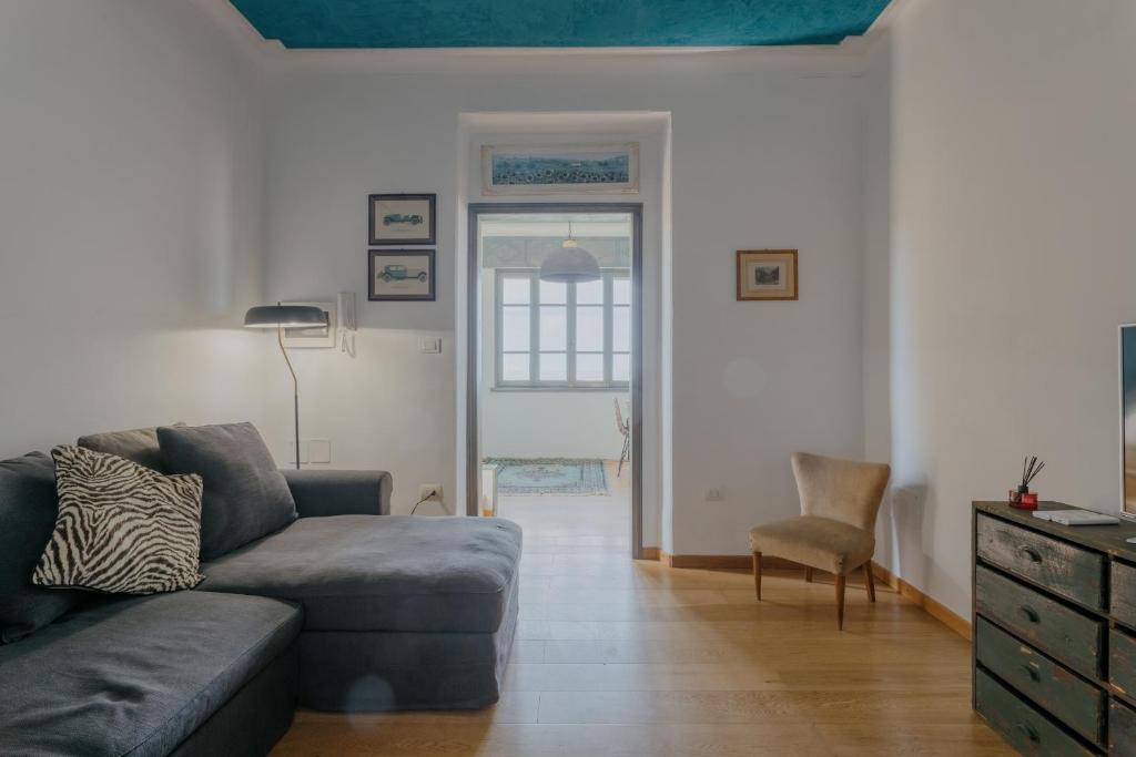 een woonkamer met een bank en een stoel bij BeB BALENA in Viareggio