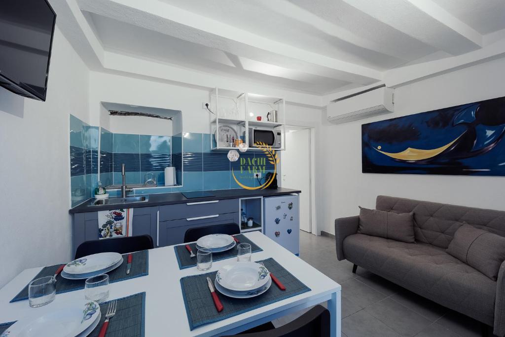 cocina y sala de estar con mesa y sofá en Appartamento Ginny Dachi Farm, en Andora