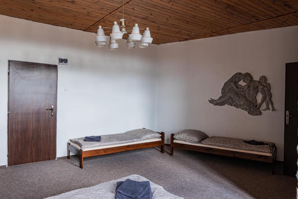 Postel nebo postele na pokoji v ubytování Penzion hrad Doubravka
