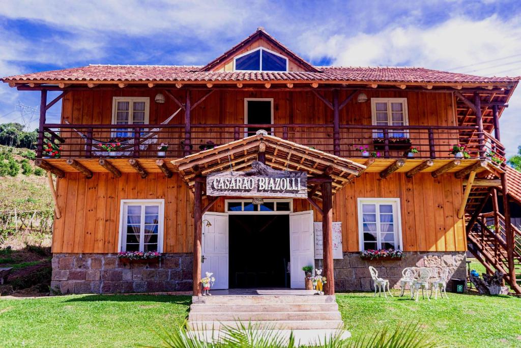 une maison en bois avec un panneau indiquant la cabine de charpentier dans l'établissement Casarão Biazolli, à Farroupilha