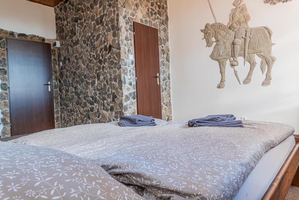 Postel nebo postele na pokoji v ubytování Penzion hrad Doubravka