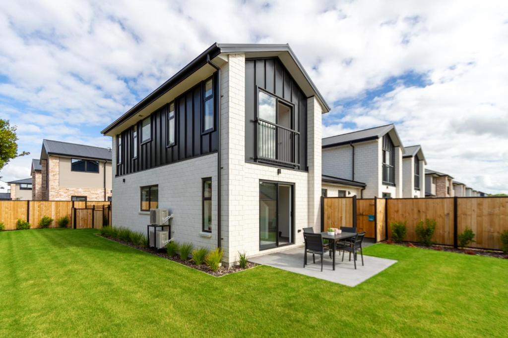 une maison à la façade noire et blanche dans l'établissement Riccarton 2 bed 1 bath w/garage, à Christchurch