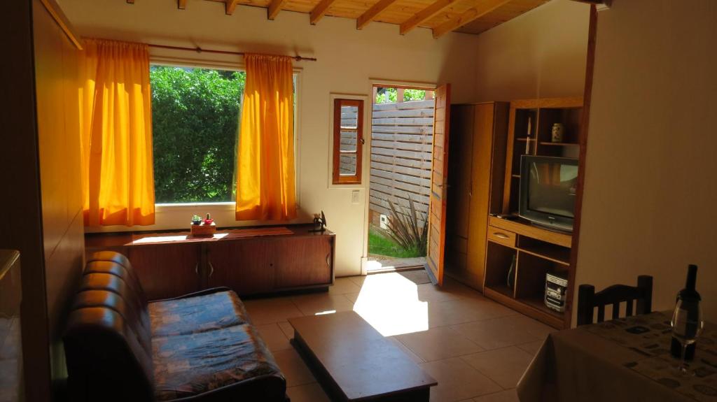 ein Wohnzimmer mit einem Sofa und einem TV in der Unterkunft La comarca del faro in Mar del Plata