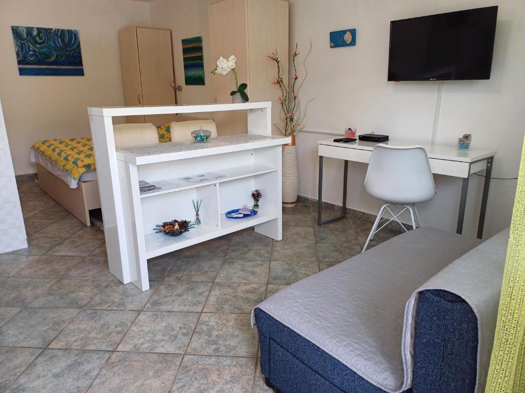 TV a/nebo společenská místnost v ubytování Apartments Lana