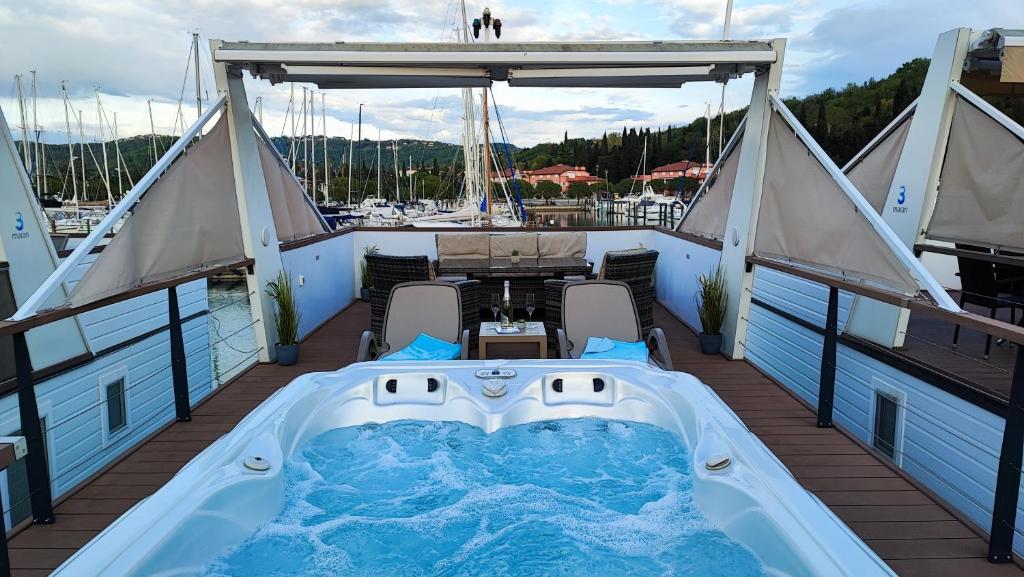 einen Whirlpool auf dem Deck eines Bootes in der Unterkunft SEA LUX FLOATING HOUSE AJDA Portorose in Portorož