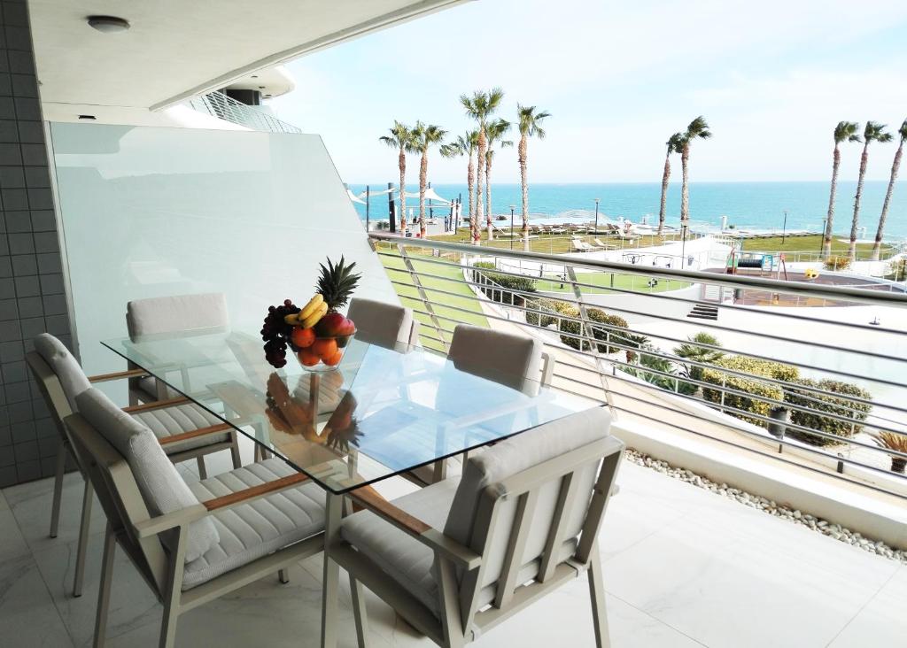 une salle à manger avec une table et une vue sur l'océan dans l'établissement Luxury Apartment Infinity View, à Arenales del Sol