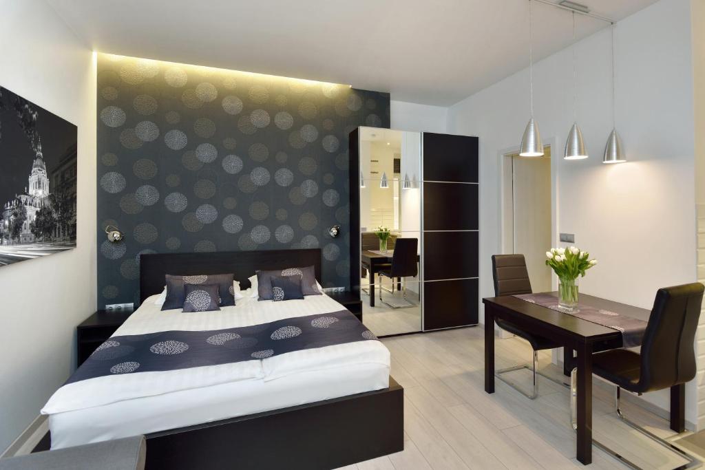 Un pat sau paturi într-o cameră la Urban Spirit Apartment