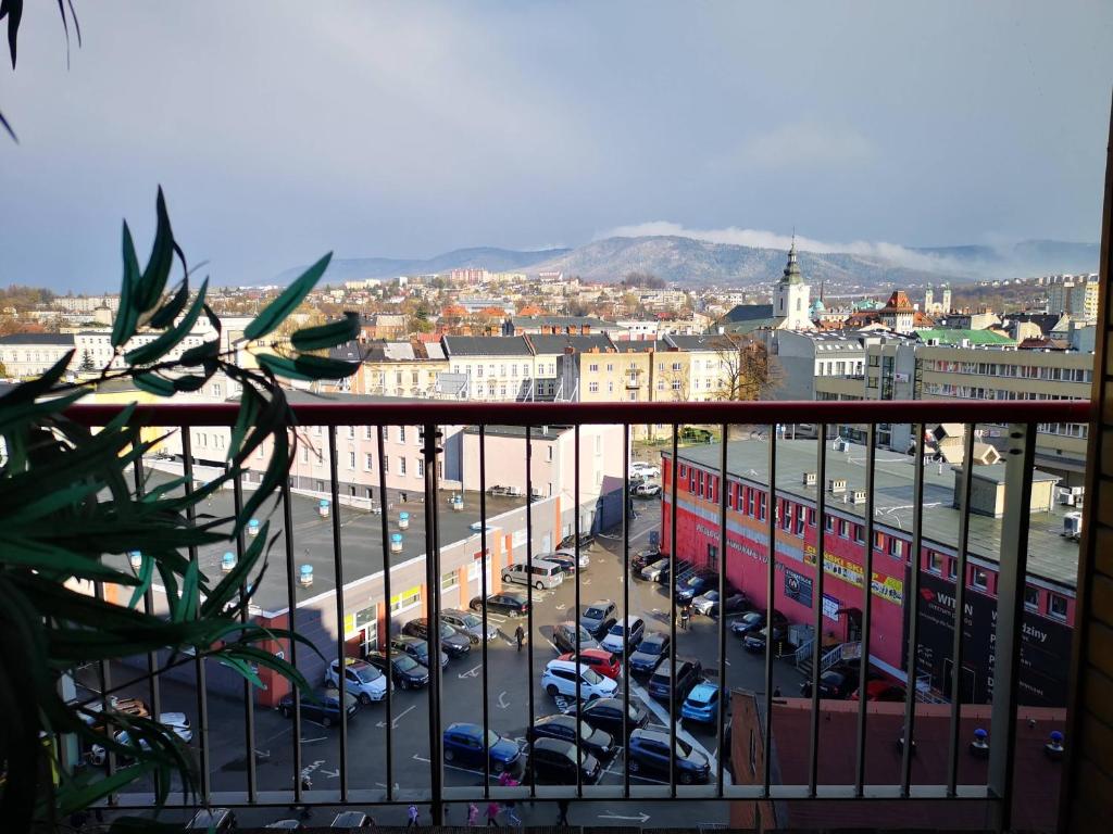 Blick auf die Stadt mit Parkplatz in der Unterkunft Apartament Sfera in Bielsko-Biała