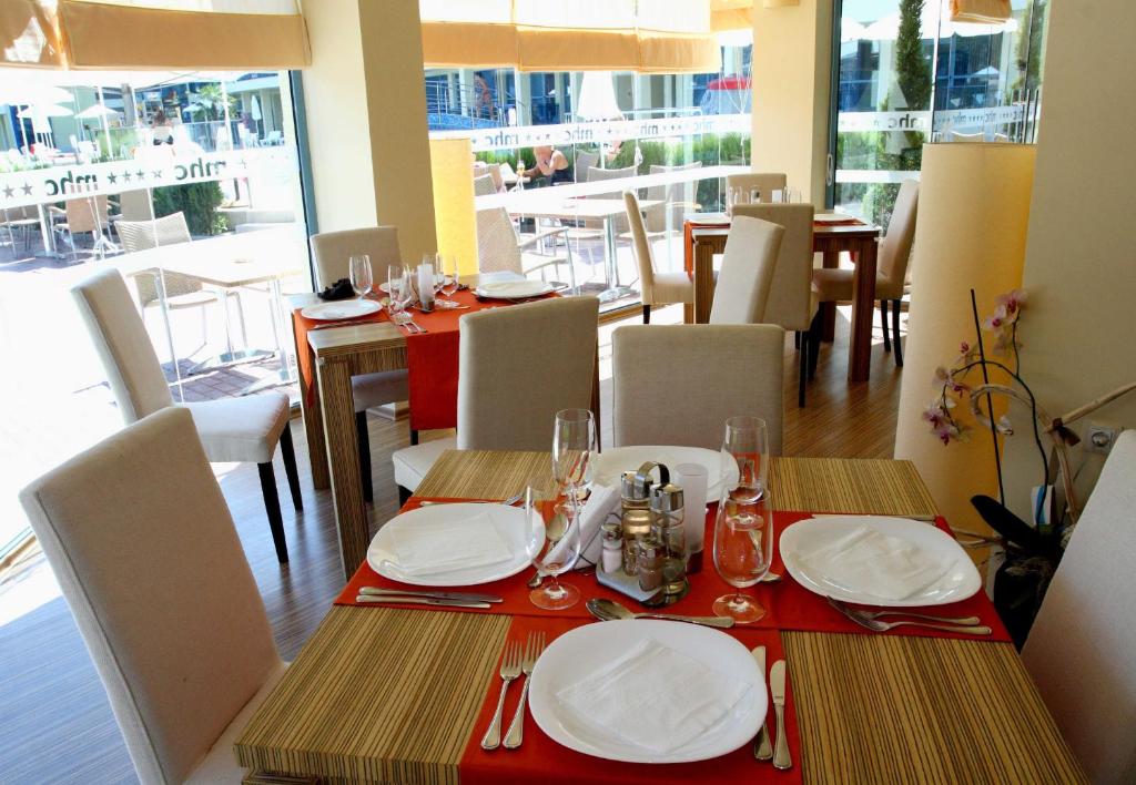 A restaurant or other place to eat at Aparthotel Marina Holiday Club - All Inclusive & Free Parking