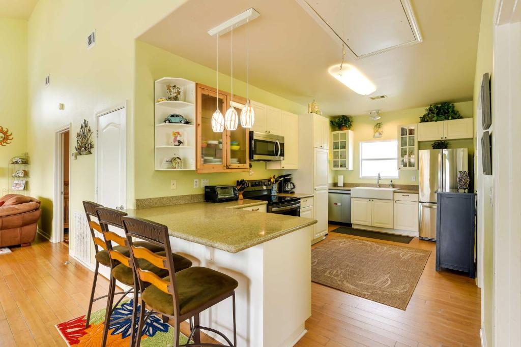 Kuchyň nebo kuchyňský kout v ubytování Walk to Sand Home with Deck in Crystal Beach!