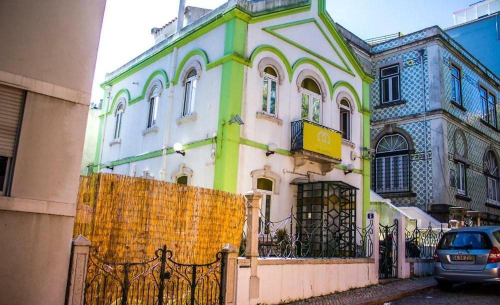 里斯本的住宿－White House Lisbon Hostel，一座色彩缤纷的房屋,前面设有围栏