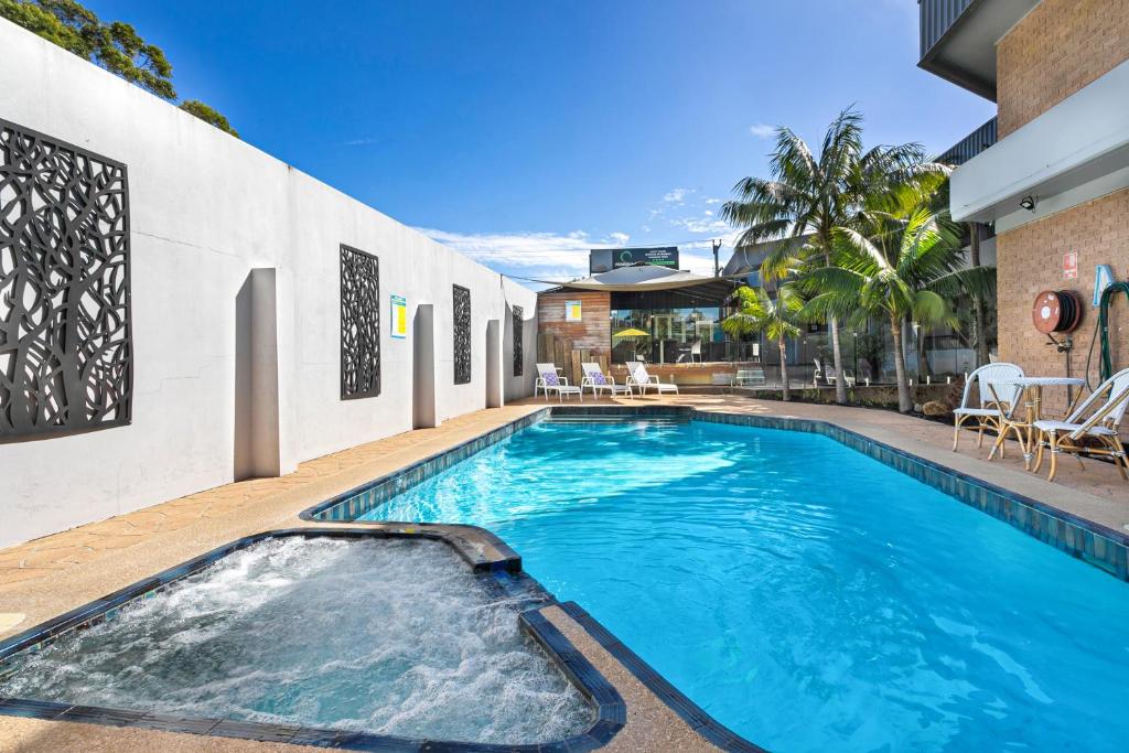 una piscina en el patio trasero de una casa en Peninsula Nelson Bay Motel and Serviced Apartments, en Nelson Bay
