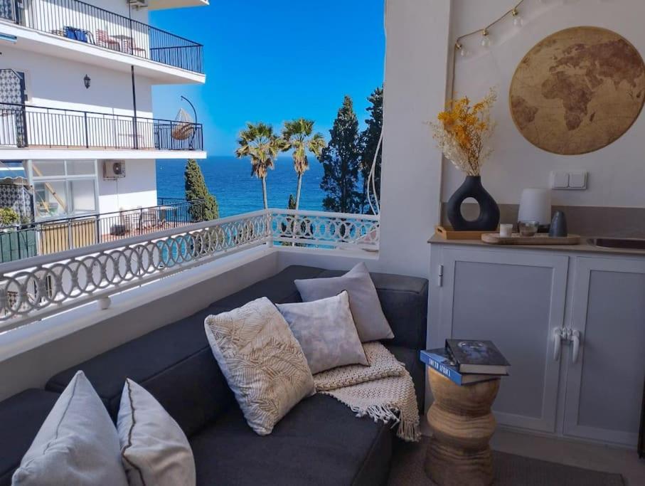 - un salon avec un canapé et une vue sur l'océan dans l'établissement Stunning Apartment with Sea views at Calle Carabeo, Nerja, à Nerja