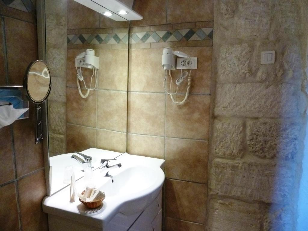 Koupelna v ubytování Logis Hôtel - Restaurant Résidence Les Cèdres